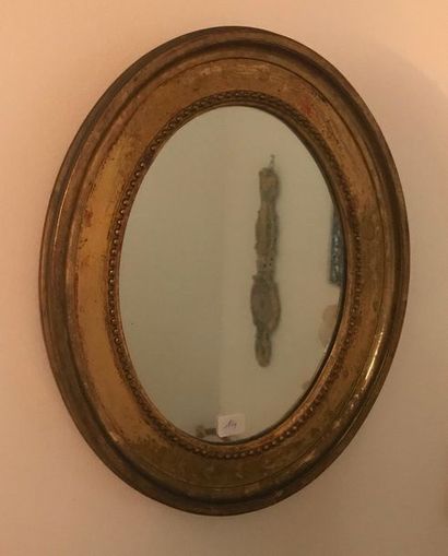 null Paire de miroirs rectangulaire en bois et stuc doré, un miroir ovale perlé en...