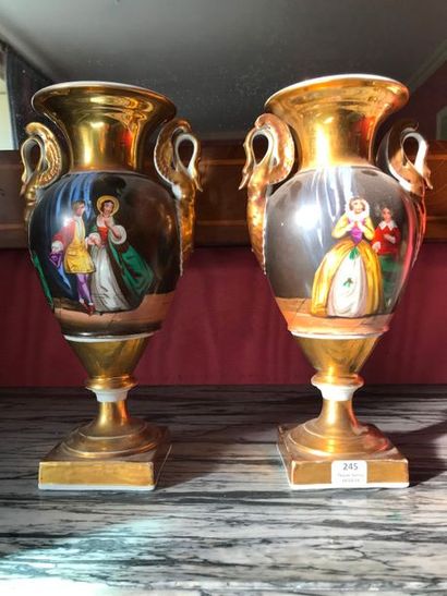 null Paire de vases Médicis en porcelaine de Paris XIXème siècle 