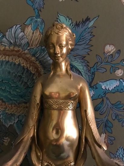 null Paire d’appliques en bronze doré à décor de femme nue et pampres