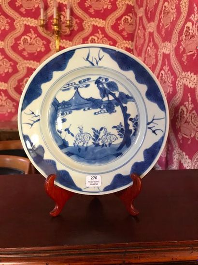 null CHINE - XVIIIe siècle 

Assiette creuse en porcelaine bleu blanc à décor de...