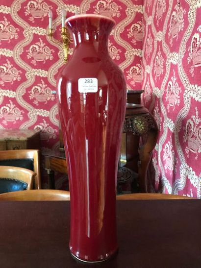 null CHINE - XXe siècle

Vase bouteille en porcelaine émaillée rouge. 

Marque apocryphe...