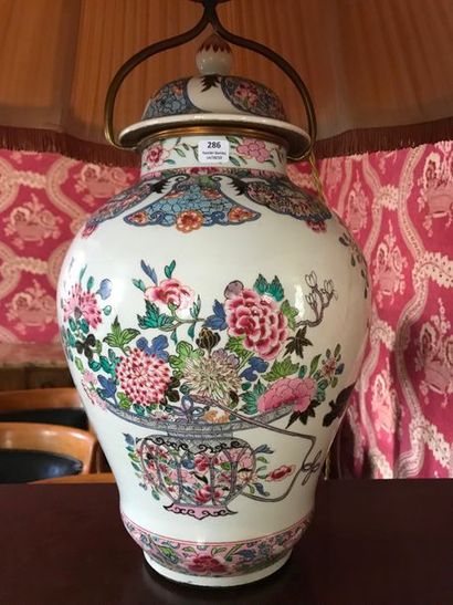 null SAMSON - XIXe siècle 

Vase en porcelaine famille rose à décor de sujets mobiliers....