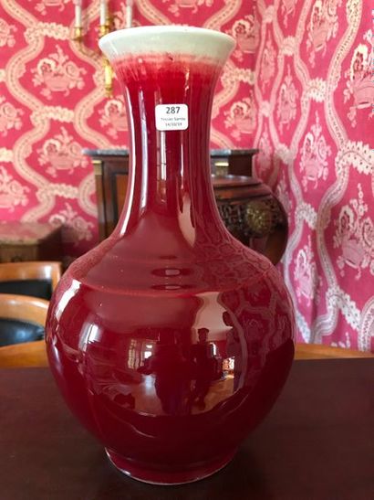 null CHINE - XXe siècle 

Vase en porcelaine émaillée rouge.