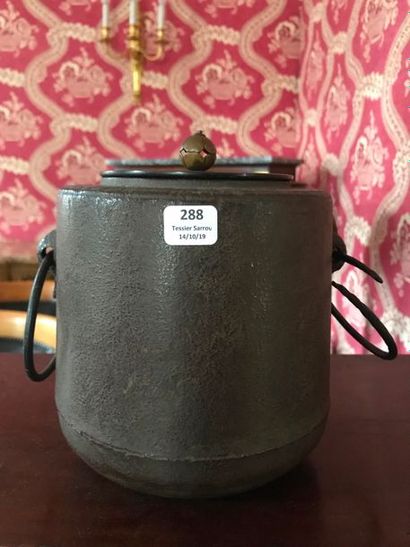 null JAPON - XXe siècle 

Vase en bronze à patine rouge