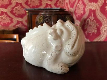 null CHINE - XXe siècle 

Crapaud en porcelaine émaillée blanc