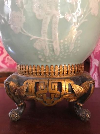 null CHINE, Canton - Vers 1900 

Vase bouteille en porcelaine émaillée céladon et...