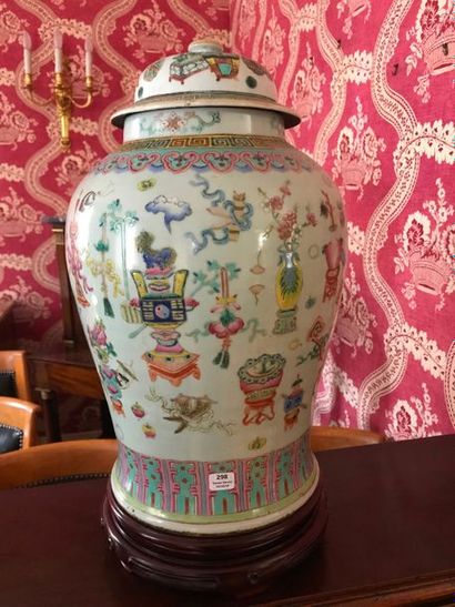 null CHINE - XIXe siècle 

Potiche couverte en porcelaine émaillée polychrome à décor...