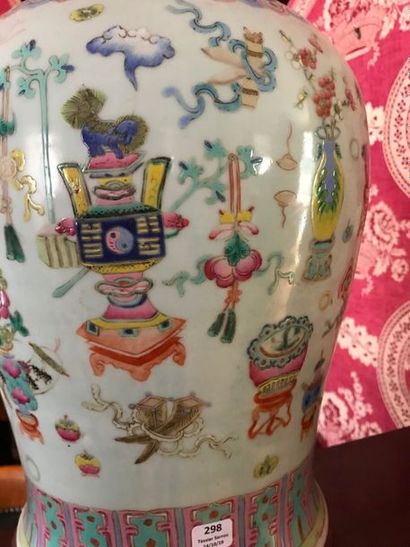 null CHINE - XIXe siècle 

Potiche couverte en porcelaine émaillée polychrome à décor...