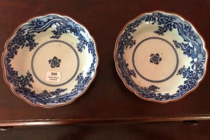 null JAPON - Epoque MEIJI (1868 - 1912) 

Deux coupelles en porcelaine bleu blanc...