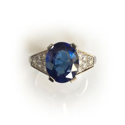 null Bague en or gris 750 millièmes, ornée d'un saphir ovale env. 3.20 cts entre...