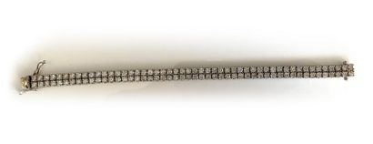 null Bracelet articulé en or gris 750 millièmes, orné de deux lignes de cinquante...