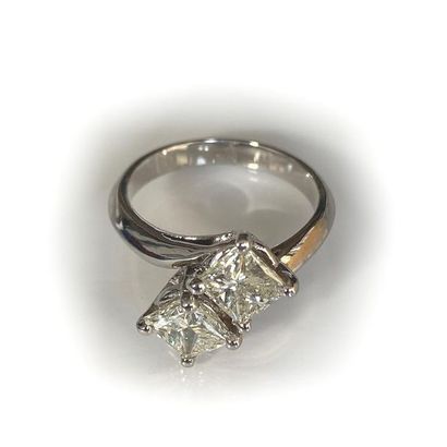null Bague "Toi & Moi"
en or gris 750 millièmes, ornée de deux diamants de taille...