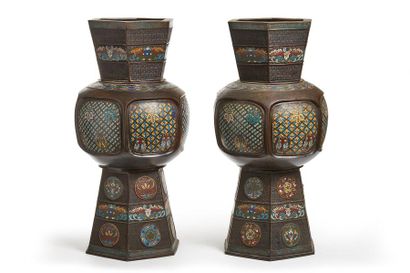 null JAPON - Vers 1900
Paire de vases en bronze à patine brune et émaux champlevés,...