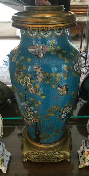 null Vase cloisonné Chine à décor de papillons monture bronze