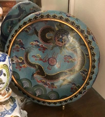null Plat cloisonné fond bleu à décor de dragon Chine