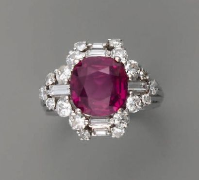 null BAGUE rubis THAÏ (4,17 cts) (non chauffé - certificat) et diamants, en plat...