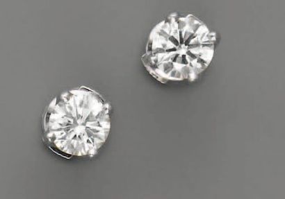 null BOUTONS D'OREILLE, diamant brillanté (2,10 cts env.), en or.