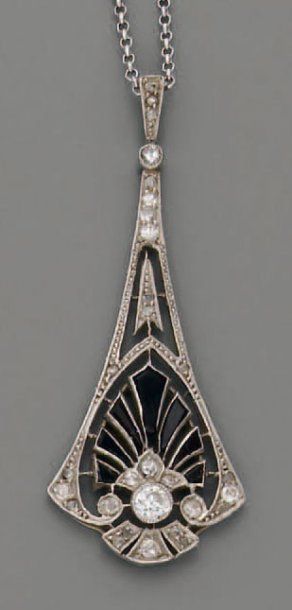 null PENDENTIF 1910, en platine, onyx et diamants.