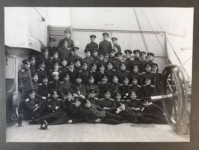 null Photographie des officiers du navire de croisière Sébastopol, 1915. Au bas de...