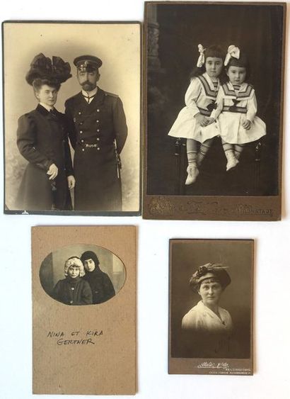 null Famille Hettner 4 photographies de la famille, vers 1900, Kronstadt.

Семья...