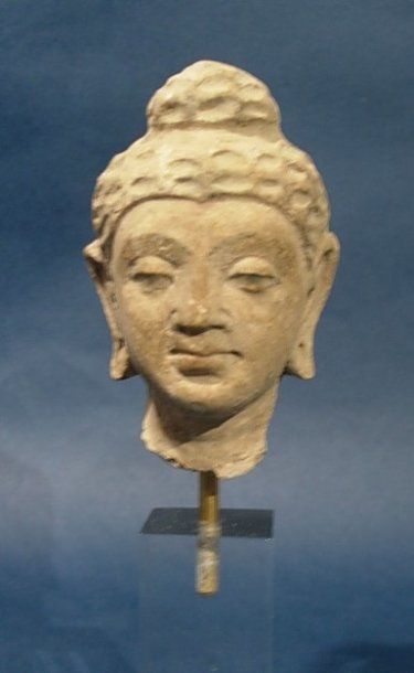 null ART GRECO-BOUDDHIQUE DU GANDHARA (Ier - Vème siècle) Tête de Bouddha. En stuc...