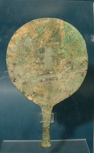 null ART GRECO-BOUDDHIQUE DU GANDHARA (Ier - Vème siècle) Miroir en bronze. H : 17...