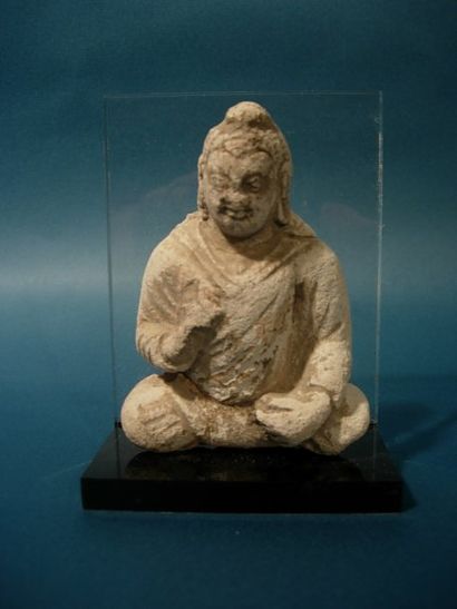 null ART GRECO-BOUDDHIQUE DU GANDHARA (Ier - Vème siècle) Bouddha votif. En stuc....