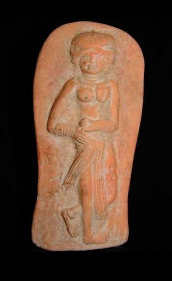 null INDE INDE Plaque votive figurant une déesse debout, la main droite sur la hanche,...