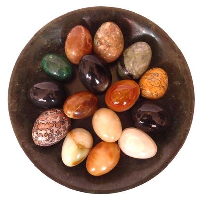 null Jolie collection de quinze oeufs en pierre dure dont malachite,grès d'Australie,...