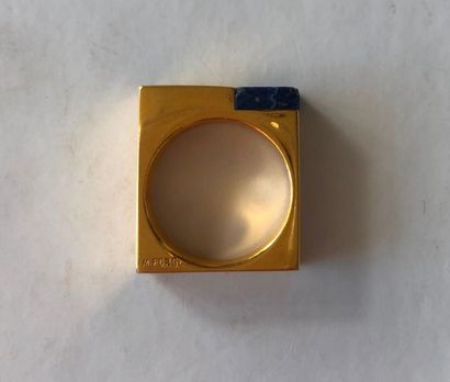 null Bague moderniste en métal doré de forme carré orné de lapis-la­zuli dans un...