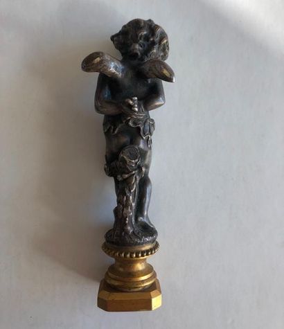 null Cachet en bronze argenté et doré figurant un putto.
XIXe siècle.
H. 11 cm.