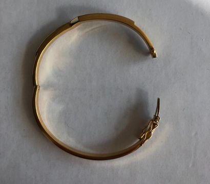 null Bracelet jonc ouvrant en or jaune 750 millièmes partiellement serti d'une ligne...