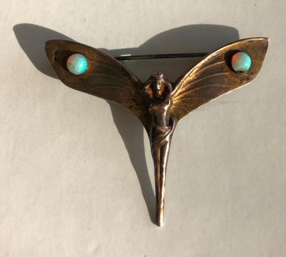 null Broche en vermeil en forme de femme papillon. Les deux ailes sont ornées de...