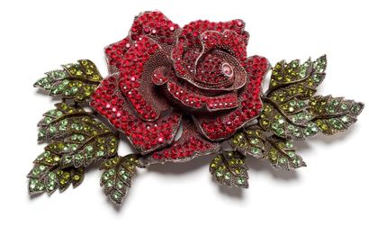  Grande broche en métal à décor d'une grand rose feuillagée sertie de pierres rouges...