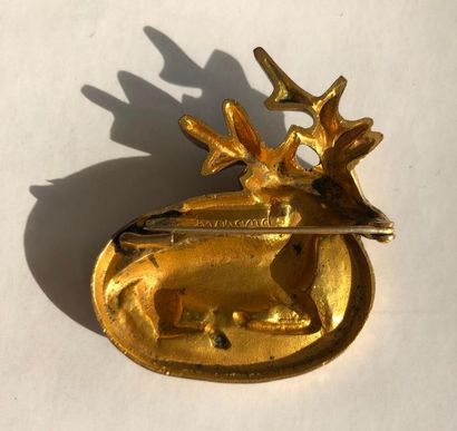 null Broche en métal doré représentant un cerf allongé signé au dos « INGRAND »
H....
