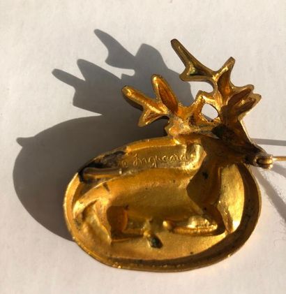 null Broche en métal doré représentant un cerf allongé signé au dos « INGRAND »
H....