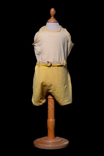 null Deux maillots de bain pour jeune fille en coton jaune et ivoire: un une-pièce...
