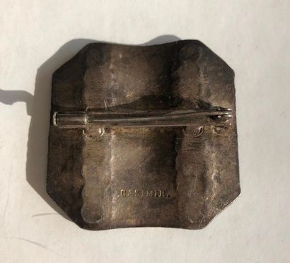 null Broche en métal argenté martelé signée « CASIMIR » au dos.
H. 4,6 cm L. 4,4...
