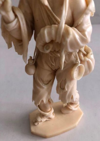 null *Mendiant
Sujet en ivoire finement sculpté représentant un gueux en haillons...