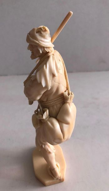 null *Mendiant
Sujet en ivoire finement sculpté représentant un gueux en haillons...