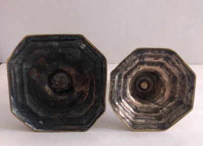 null Deux flambeaux à pans en cuivre
XVIIe siècle.
H. 17,5 et 21,5 cm.
