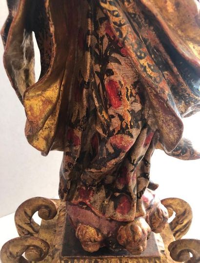 null Vierge en Gloire en bois sculpté polychrome et or.
XVIIe siècle.
H. 66 cm.
Sur...
