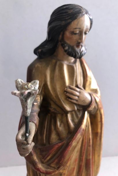 null Saint Joseph en bois sculpté polychrome et or. Sur une console en bois sculpté...
