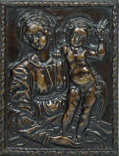 null Plaque en bronze à patine brune représentant la Vierge à l'Enfant.
Style du...