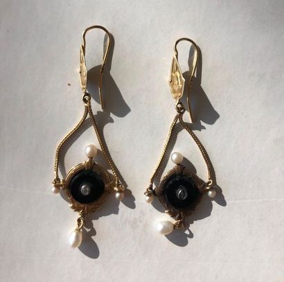 null Paire de pendants d'oreilles en or jaune 18K (750°/°°) serti d'onyx et de quatre...