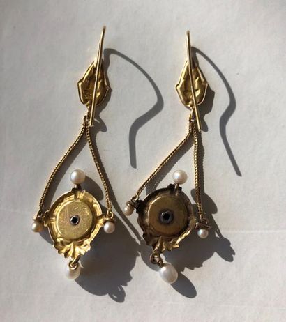 null Paire de pendants d'oreilles en or jaune 18K (750°/°°) serti d'onyx et de quatre...