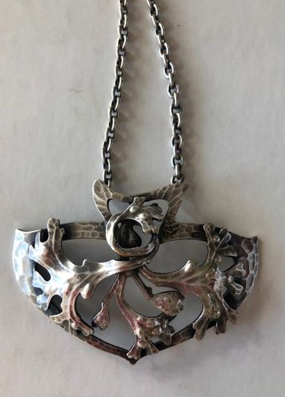 null Lot comprenant: un collier supportant un important motif feuil­lagé en métal,...