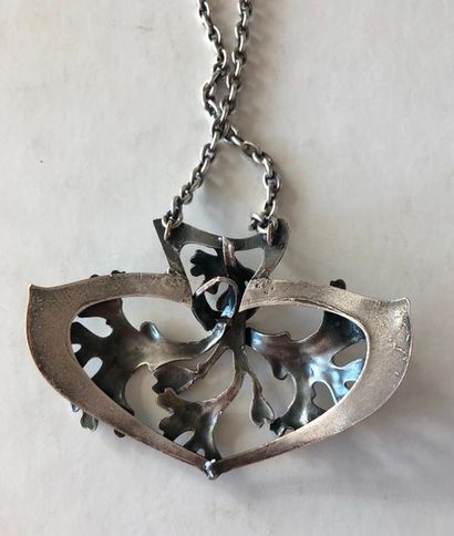 null Lot comprenant: un collier supportant un important motif feuil­lagé en métal,...