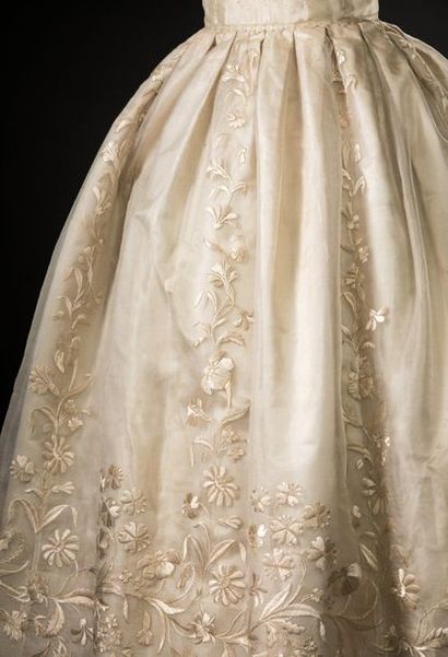 null Ball or wedding dress in ivory organza embroidered with large floral bouquets,...