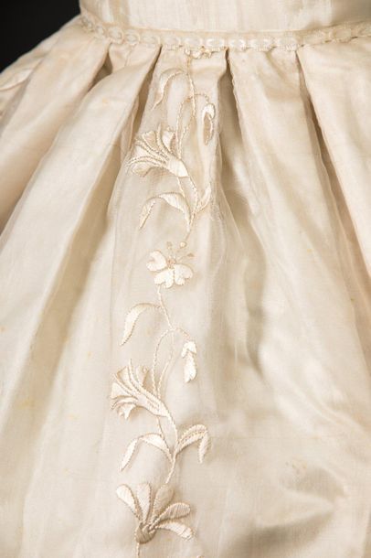 null Ball or wedding dress in ivory organza embroidered with large floral bouquets,...